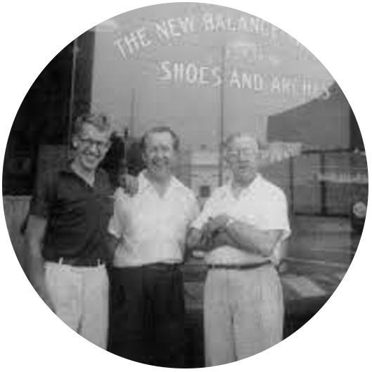 سه مرد جلوی فروشگاه کفش نیوبالانس
